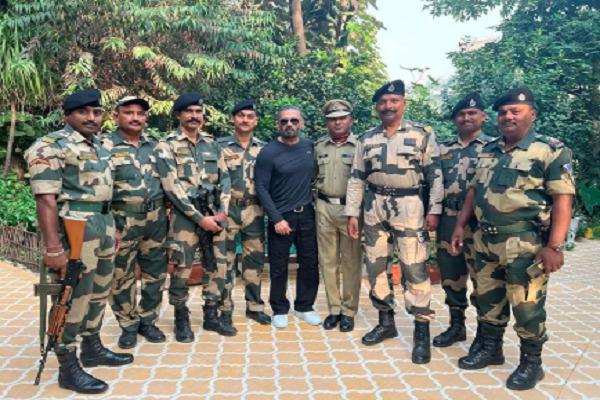 Sunil Shetty who reached Amritsar Attari border honored the BSF Hero Marathon winners