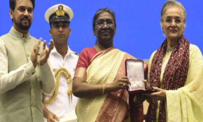 at-the-68th-national-film-awards-ajay-devgn-and-asha-parekhs-bat-bat