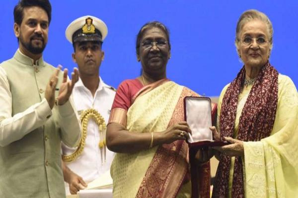 at-the-68th-national-film-awards-ajay-devgn-and-asha-parekhs-bat-bat