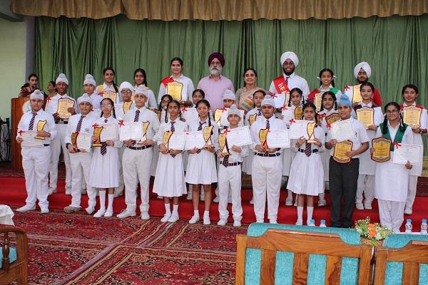 Annual prize distribution function organized at Guru Nanak International Public School