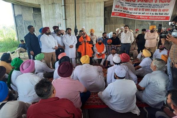 After the assurance of the government, the sand tipper drivers took up the dharna from Ladoval toll plaza