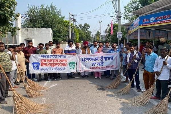 Under the leadership of MLA Gogi, a cleaning campaign was conducted in ward number 77
