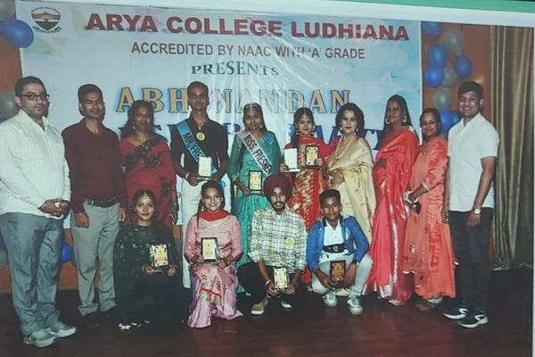 The science department of Arya College organized the fresher party 'Abhinandan'