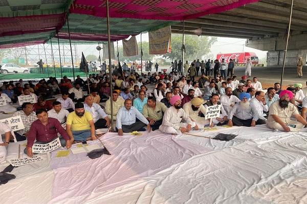 The sit-in outside the toll plaza by the Colonizers Association will continue till five in the evening