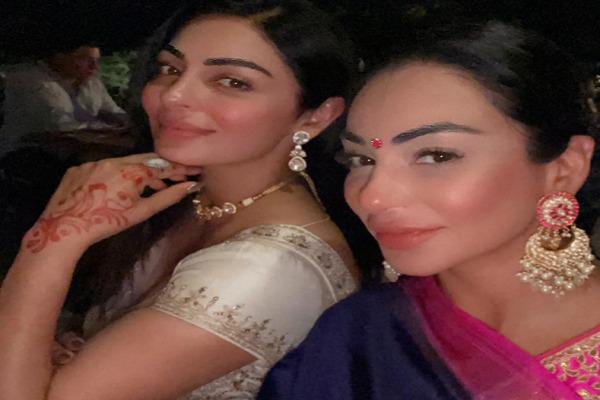 Actress Neeru Bajwa shared beautiful pictures with her family, which became the center of attraction