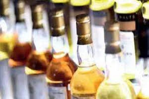A case has been registered against the contractors in the case of selling liquor without hologram