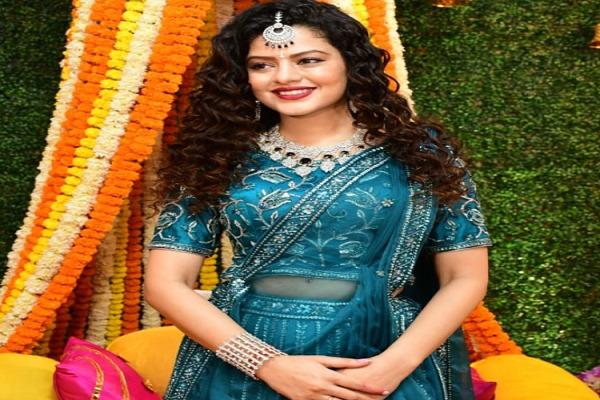 Mehndi of director Mithun's name on Palak Muchhal's hands, singer in blue lehenga put four moons