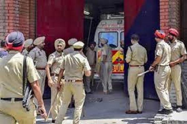 A large raid by the police on the locations of gangsters and drug smugglers in Ludhiana