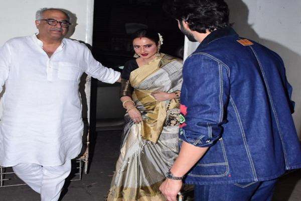 Rekha arrived at the screening of 'Milli', showered love on Janhvi like a mother