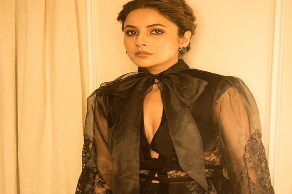 Becoming a black beauty, Shehnaaz Gill showed a hot, stylish pose