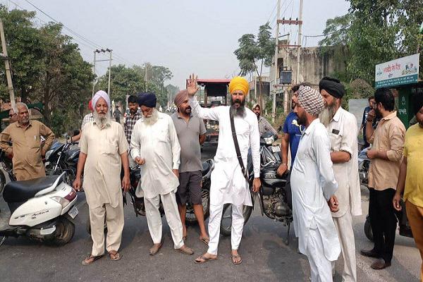 Due to non-availability of DAP fertilizer, farmers blocked Khanna-Samrala road