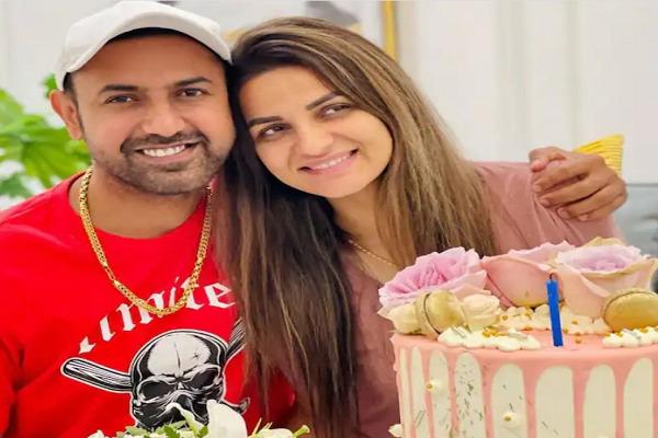 Gippy Grewal congratulated his wife Ravneet on their wedding anniversary in this style, shared a picture