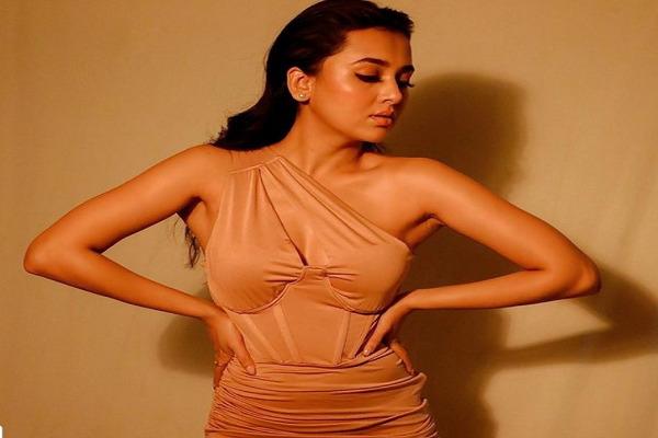 Tejaswi flashed hotness in off-shoulder dress, beautiful poses in pictures