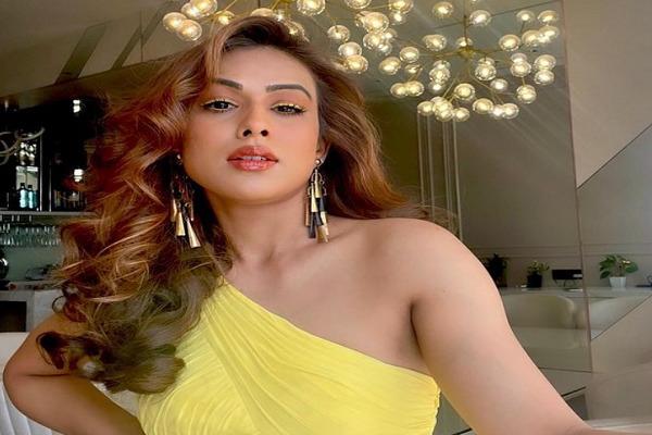 Nia looks hot in a yellow dress, the actress shared