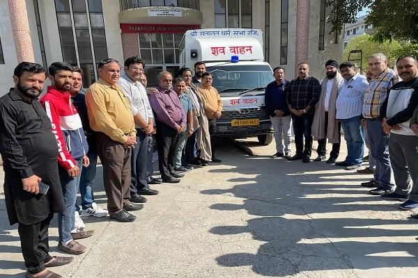 Mortuary van given to Shanti Ghat crematorium of Subhash Nagar
