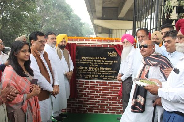 BRS by Dr. Nijhar Inauguration of vertical garden under Nagar flyover