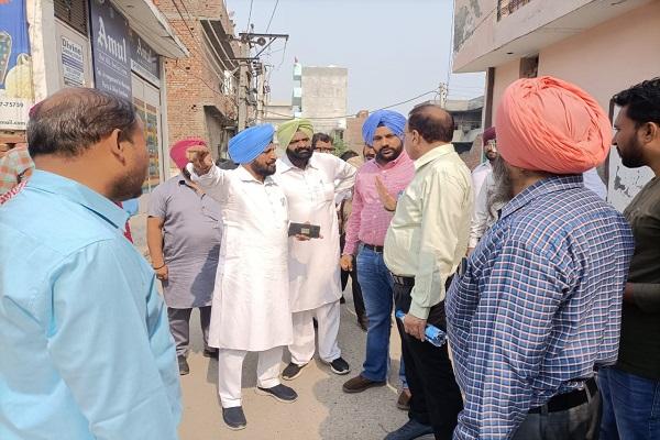 MLA Bhola Grewal reviewed the sewerage arrangement in ward number 2