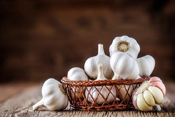 Include garlic in the diet, which is beneficial for heart health