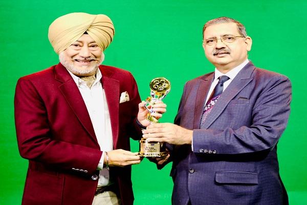 Dr. Gosal congratulated Dr. Jaswinder Bhalla on receiving the 'Lifetime Achievement Award'