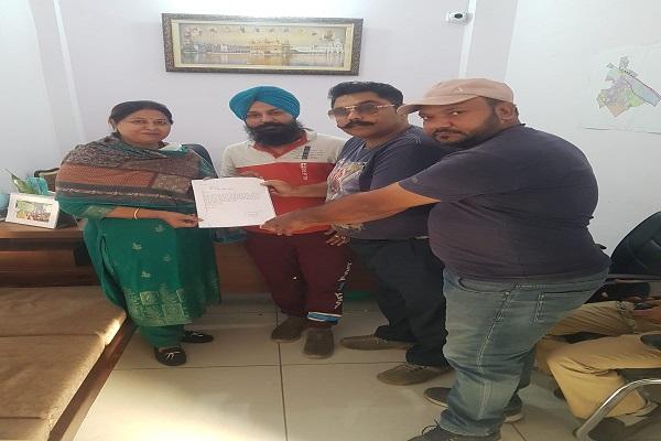 Ludhiana Taxi Union submitted a demand letter to MLA Rajinder Pal Kaur Chhina