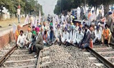 Farmers sitting in the AC coach to attend the meeting of the United Farmers' Front in Delhi, the jam was tracked when they stopped.