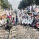 Farmers sitting in the AC coach to attend the meeting of the United Farmers' Front in Delhi, the jam was tracked when they stopped.