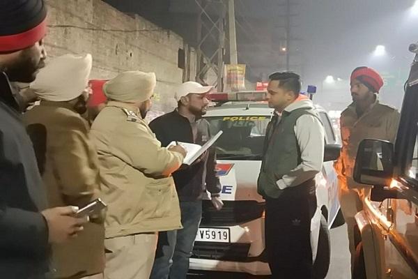 Thieves stole 68 lakh rupees by breaking the window of a car parked on the roadside in Ludhiana