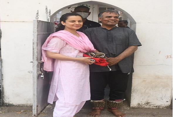 Kangana spotted outside the dance class, looked something like 'Dhaak Girl' in a simple look.