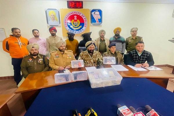 3 looters arrested, eight mobile phones, one gift, toy pistol and Activa recovered