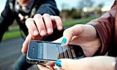 People arrested the accused who was running away after stealing a mobile phone