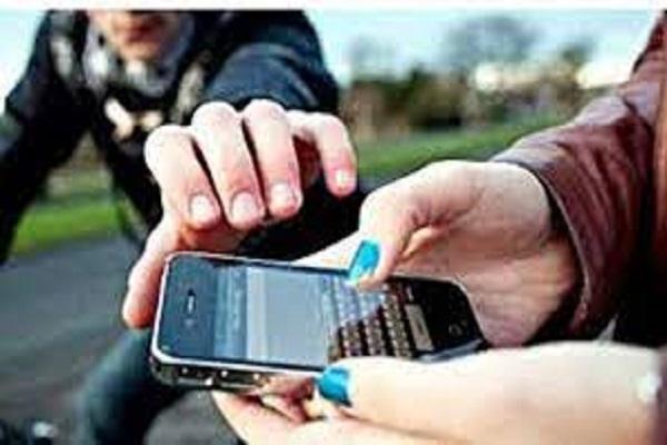 People arrested the accused who was running away after stealing a mobile phone