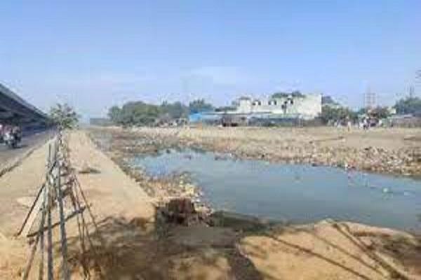 The Municipal Corporation issued challans to 53 people who threw garbage in the Sidhwan Canal