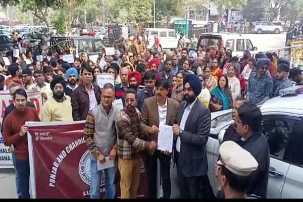 The professors of Ludhiana district took out a protest march against the anti-educational attitude of the AAP government