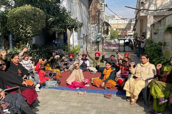 Gate sit-in against the Punjab government on reducing the retirement age