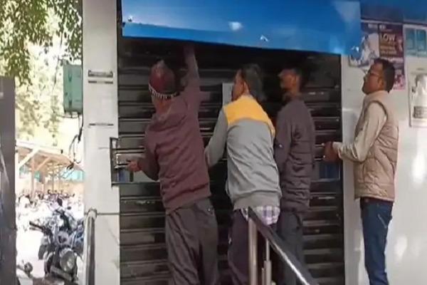 Woman stuck in ATM near DC office of Ludhiana, got out after 2 hours by cutting the shutter