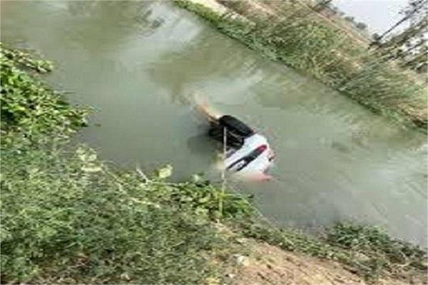 A high-speed Swift car fell into the canal, the woman and the driver escaped unhurt