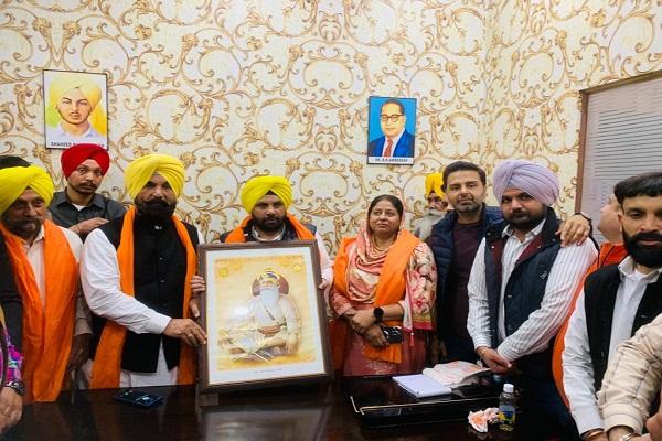 Minister of Public Works reached MLA Sidhu's office, received a warm welcome