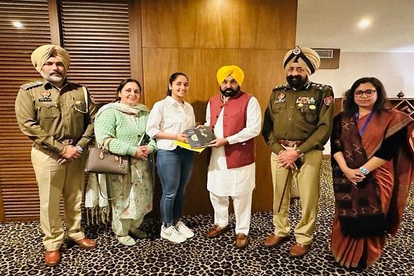 17-year-old Sukhmani Brar presented a poetry book to the Chief Minister of Punjab