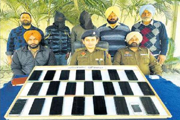 Two members of the robbery gang arrested with 22 mobile phones, weapons and motorcycles