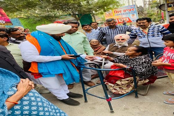 Residents of Halka Atam Nagar are benefiting from the mobile clinic