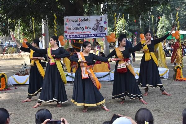 The students of this college gave a wonderful presentation of dance, song and folk dance