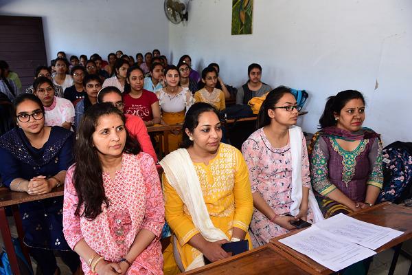 Organized PowerPoint presentation activity in Khalsa College for Women