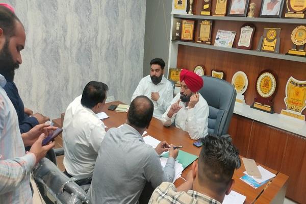 MLA Grewal Bhola meeting with municipal officials