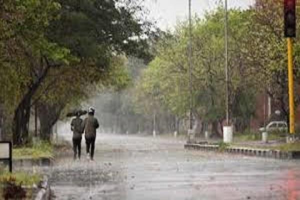 PAU experts gave weather related information to the farmers and advised them about the crops