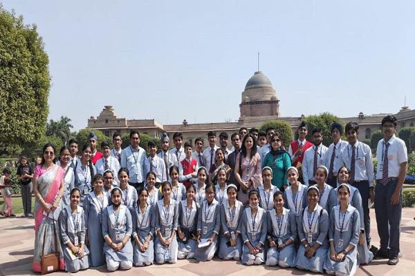 Students of BCM School visited the Mughal Garden of Rashtrapati Bhavan