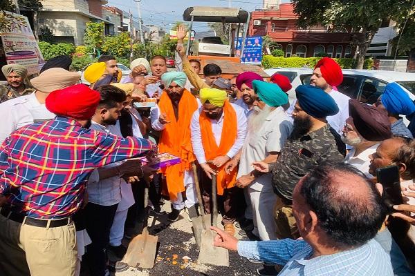 Inauguration of road construction works in ward number 44 by MLA Sidhu