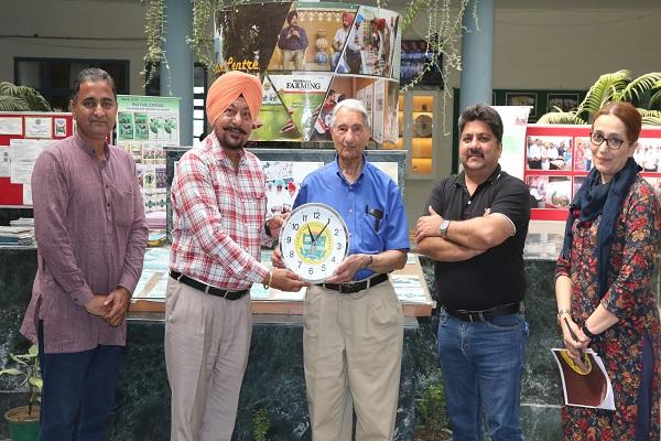 World famous rice scientist Dr. Gurdev Singh Khush P.A.U. Visited the communication center