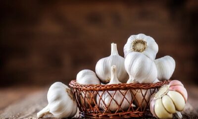 Include garlic in the diet, which is beneficial for heart health