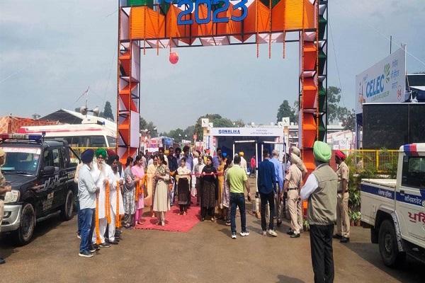 Amidst the rains, the state-level Kisan Mela and Animal Husbandry Fair started, the arrival of farmers is less