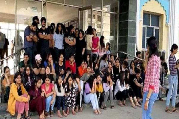 Youths entered the college of Ludhiana with weapons, female students staged a protest